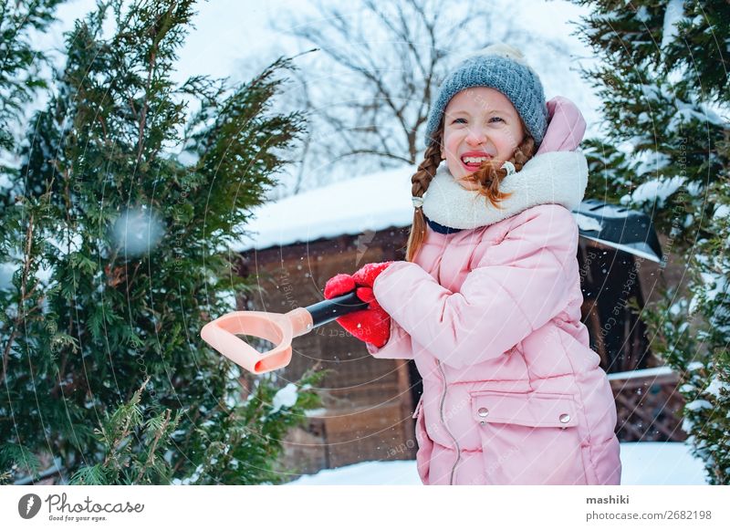 Kind Mädchen hilft bei der Reinigung des Weges vom Schnee mit Showel Spielen Winter Haus Garten Arbeit & Erwerbstätigkeit Werkzeug Wetter Unwetter Schneefall