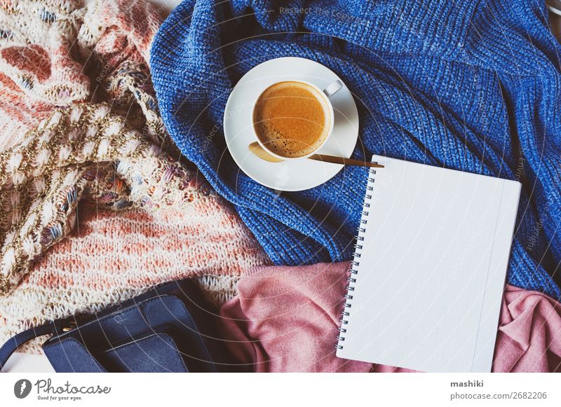 Einkaufsliste für den Winterverkauf mit Tasse Kaffee Lifestyle kaufen elegant Design Tisch Herbst Mode Pullover Sammlung weich Geborgenheit Sale Top