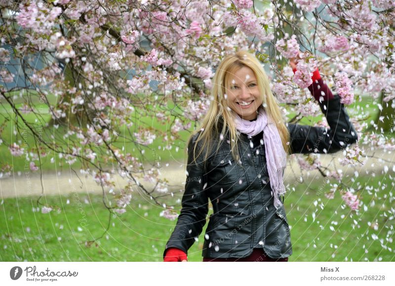 Schnee Mensch feminin Frau Erwachsene 1 18-30 Jahre Jugendliche Natur Frühling Baum Blatt Blüte Garten Park blond langhaarig Lächeln lachen Gefühle Stimmung