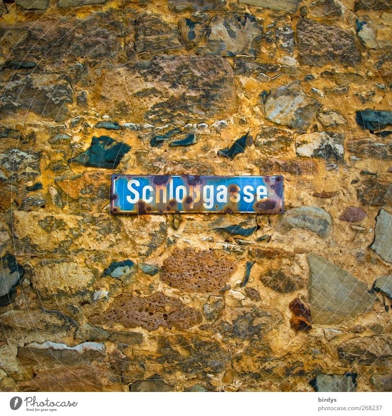 Schloßgasse Mauer Wand Stein Schriftzeichen Schilder & Markierungen Hinweisschild Warnschild alt authentisch blau braun gelb Stadt Vergänglichkeit