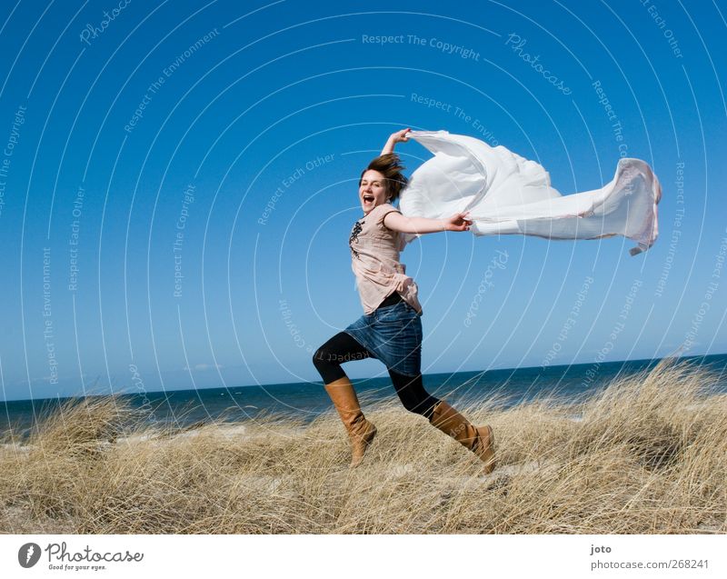 frei wie der wind wenn er weht Junge Frau Jugendliche Tanzen Horizont Sommer Meer Bewegung fliegen genießen lachen laufen springen leuchten träumen Glück