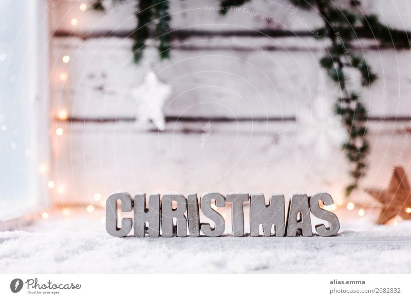 Weihnachtlicher Hintergrund mit dem Wort *Christmas* aus Beton Schnee Winterurlaub Dekoration & Verzierung Weihnachten & Advent Holz Zeichen Schriftzeichen