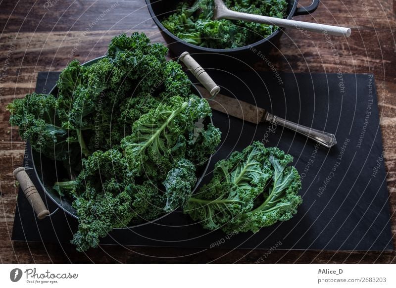 Grünkohl zum Kochen vorbereiten top view Lebensmittel Gemüse Salat Salatbeilage Grünkohlblatt Kohl Bioprodukte Vegetarische Ernährung Diät Fasten