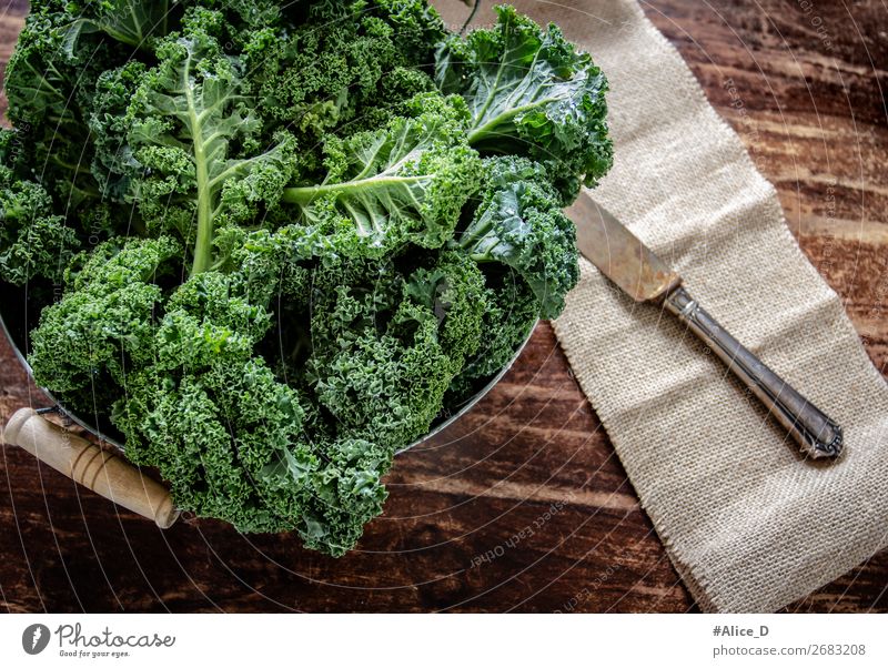Frischer Grünkohlblätter Lebensmittel Gemüse Salat Salatbeilage Kohl Grünkohlblatt Schalen & Schüsseln Messer Lifestyle Gesunde Ernährung Holz alt authentisch