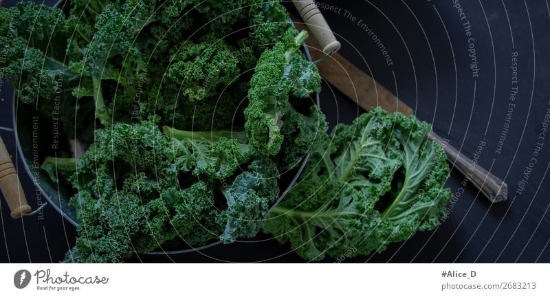 Grünkohl Wintergemüse Lebensmittel Gemüse Salat Salatbeilage Grünkohlblatt Kohl Schalen & Schüsseln Messer Lifestyle Gesundheit Gesunde Ernährung frisch lecker