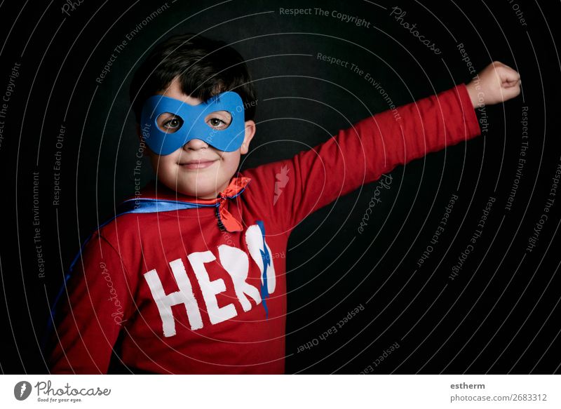 Porträt eines Jungen im Superheldenkostüm auf schwarzem Hintergrund Lifestyle Freude Spielen Abenteuer Freiheit Feste & Feiern Jahrmarkt Geburtstag Erfolg