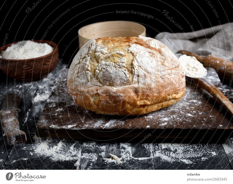 gebackenes weißes Weizenbrot Teigwaren Backwaren Brot Schalen & Schüsseln Löffel Tisch Küche Sieb Holz machen dunkel frisch braun schwarz Tradition