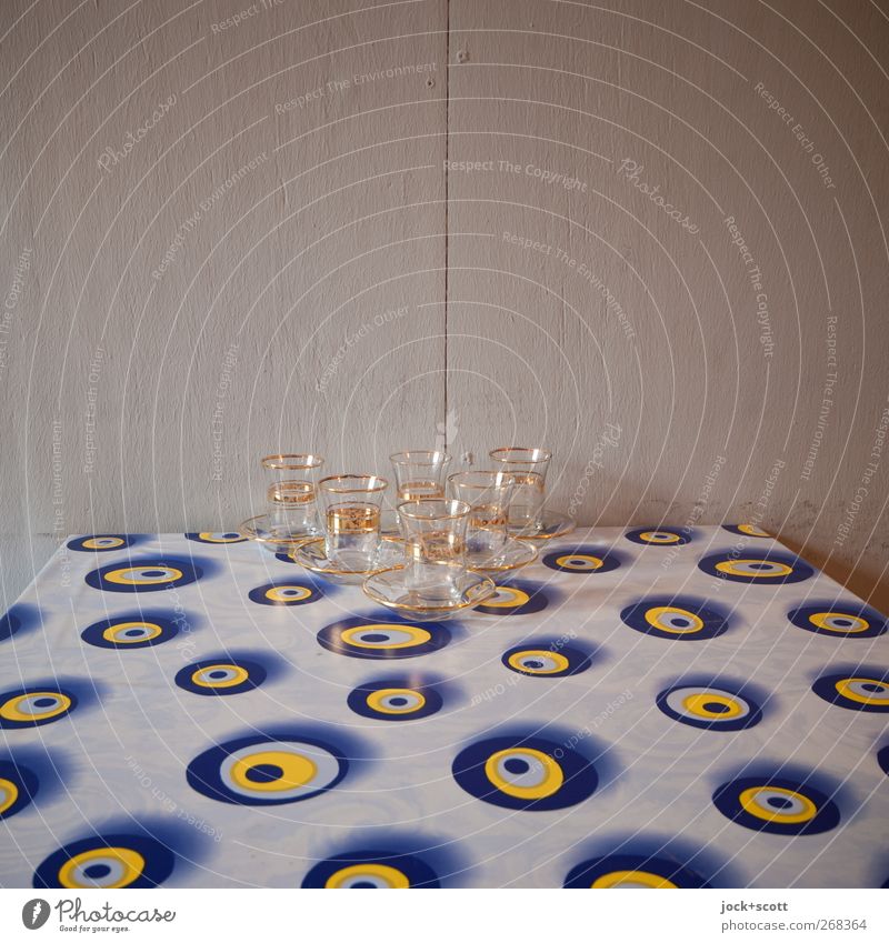 zur Feier des Tages (Türkçe) Stil Häusliches Leben Tisch Küche Tischdekoration Sammlung Tischwäsche Untertasse Teeglas exotisch retro blau gelb gold