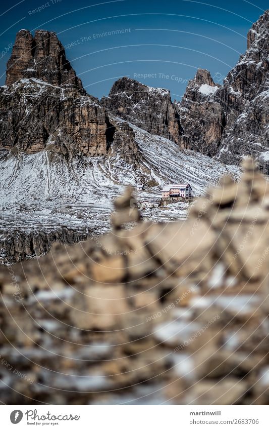 Drei Zinnen Hütte zwischen Steinmännchen Schnee Berge u. Gebirge wandern Herbst Felsen Alpen Gipfel bedrohlich Berghütte Dolomiten Farbfoto Außenaufnahme