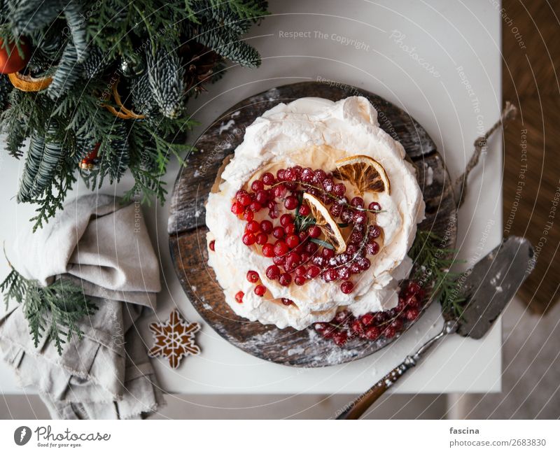 Baisertorte Pavlova mit frischen roten Johannisbeeren, Draufsicht Lebensmittel Süßwaren Schwäche pavlova Vogelperspektive Kuchen Tisch Weihnachten & Advent