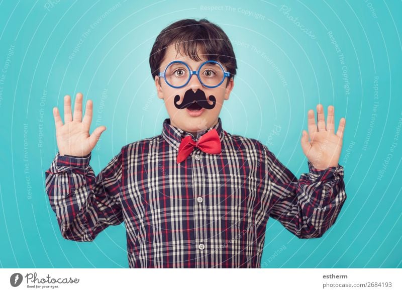 Lustiger Junge mit gefälschtem Schnurrbart und Krawatte Lifestyle Freude Feste & Feiern Geburtstag Mensch maskulin Kind Vater Erwachsene Kindheit 1 8-13 Jahre