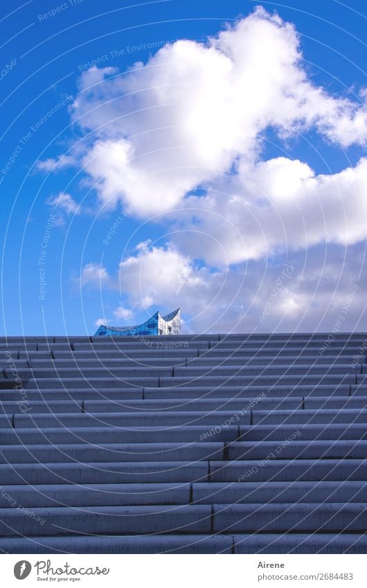 einmal ganz hinauf Konzerthalle Himmel Wolken Schönes Wetter Hamburg Menschenleer Architektur Fassade Treppe Sehenswürdigkeit Wahrzeichen Elbphilharmonie