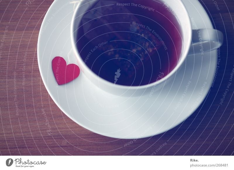 Heißgetränk mit Liebe. Getränk trinken Tee Geschirr Tasse Lifestyle Herz Erholung genießen heiß Kitsch Wärme rot Frühlingsgefühle Warmherzigkeit Verliebtheit