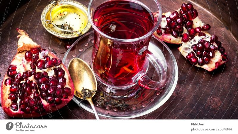 Stilleben mit Granatapfeltee. Tee trinken rot Gesundheit Tasse Frucht Glas Getränk Antioxidans Vitamin heiß Samen reif tropisch Diät Teetasse Becher Türkisch