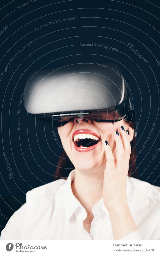 Woman with VR glasses Lifestyle Freizeit & Hobby Technik & Technologie Unterhaltungselektronik Fortschritt Zukunft feminin 1 Mensch 18-30 Jahre Jugendliche