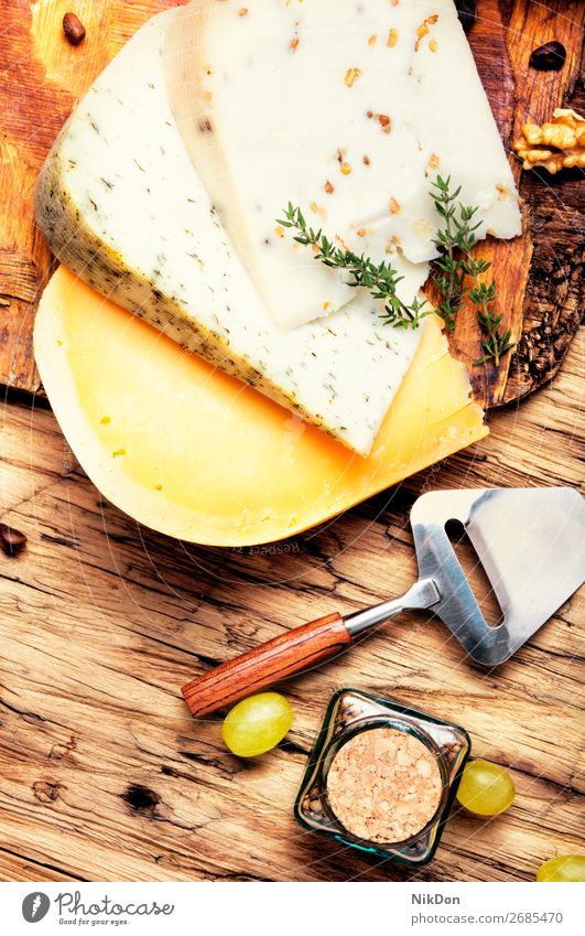 Käse und Trauben Holzplatte Molkerei Scheibe Brie Walnussholz Französisch Feinkostladen Frühstück Schweizer Tisch Italienisch Käseplatte Ziege Sortiment