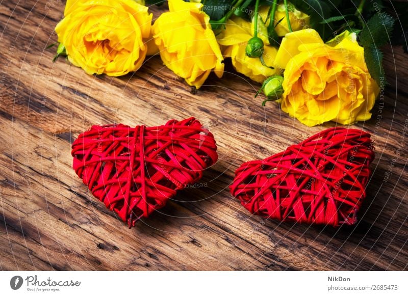 Frühlingsblumen und symbolische rote Herzen Kasten Valentinsgruß gelb Rosen Blume Feiertag Blumenstrauß Tag präsentieren geblümt Liebe Mutter romantisch