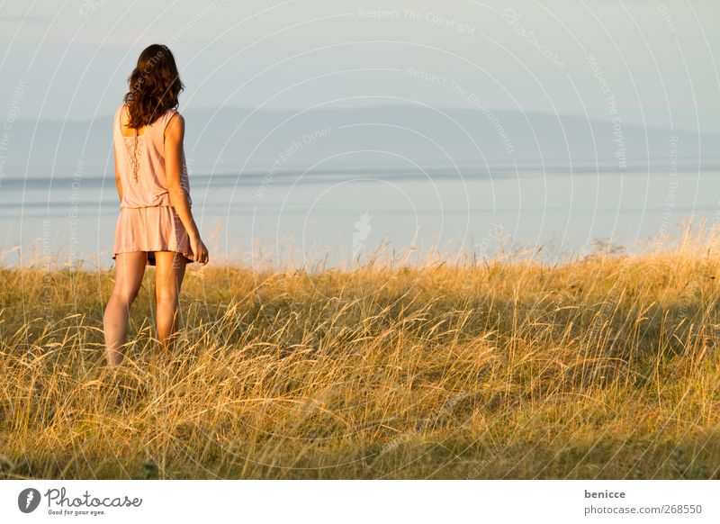 sommer ausblick Aussicht Frau Porträt See Sonnenaufgang stehen Wasser Einsamkeit einzeln caucasian Außenaufnahme Zufriedenheit frei Freiheit Frühling Gras Insel