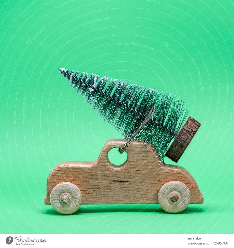 Holzspielzeugauto mit einem festlichen Baum auf dem Dach Dekoration & Verzierung Feste & Feiern Weihnachten & Advent Silvester u. Neujahr Verkehr PKW Spielzeug