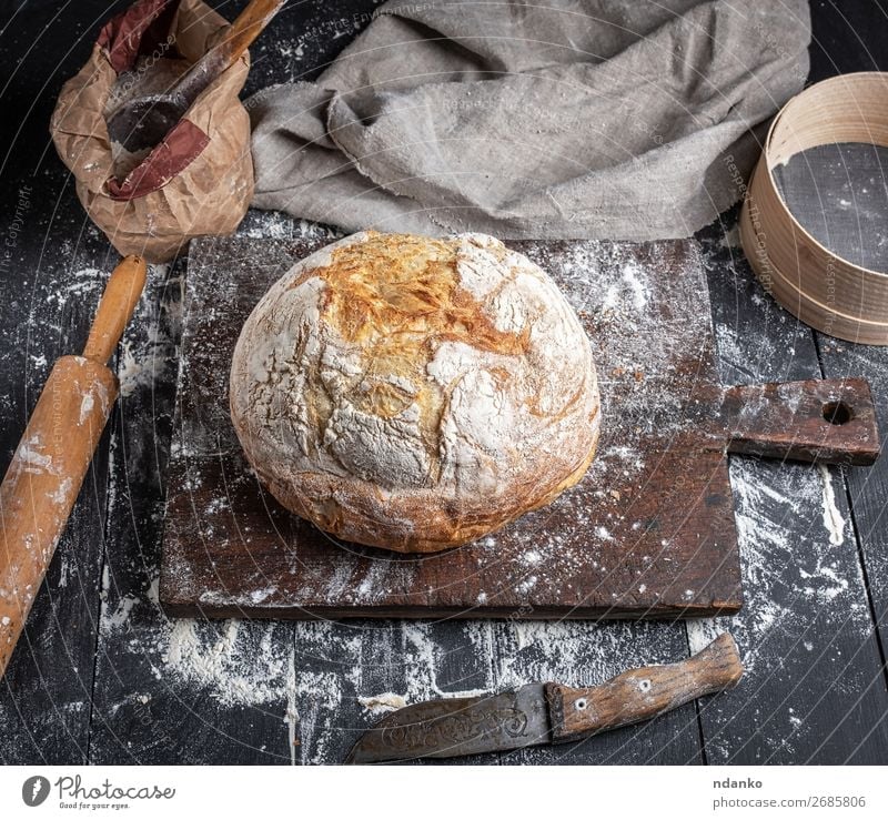 gebackenes Brot Teigwaren Backwaren Messer Löffel Tisch Küche Sieb Holz machen dunkel frisch oben braun schwarz weiß Tradition Rezept Vorbereitung Bäckerei