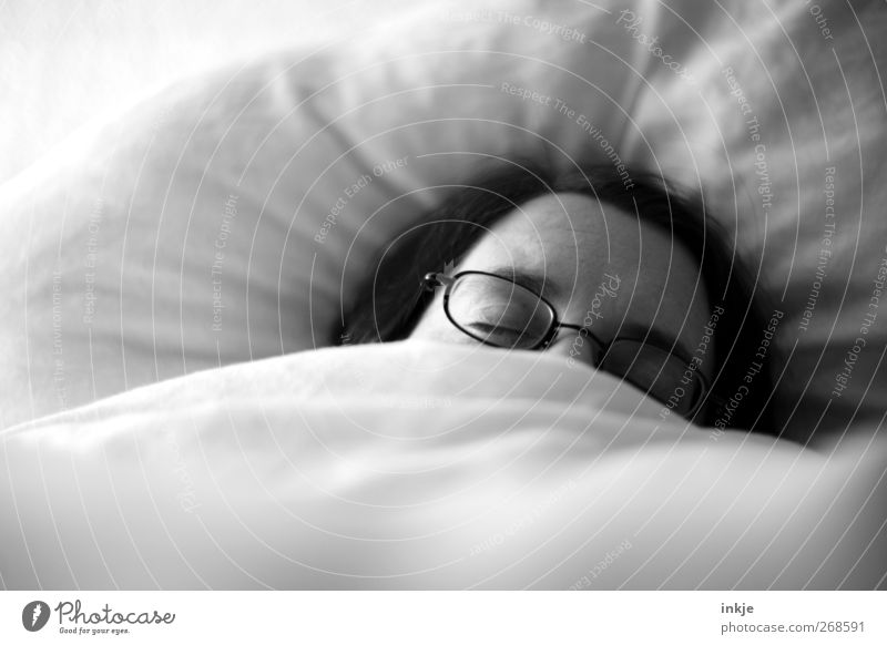 Frühjahrsmüdigkeit Häusliches Leben Bett Bettdecke Bettwäsche Federbett Kissen Erwachsene Gesicht 1 Mensch 30-45 Jahre Brille liegen schlafen Gefühle Stimmung