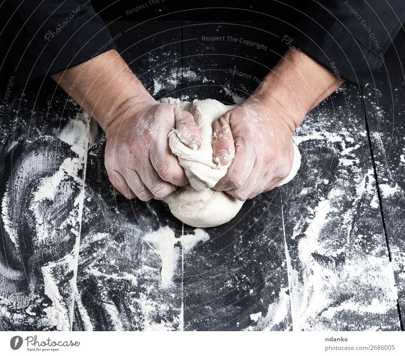 Bäckerknetmasse Weißweizenmehlteig Teigwaren Backwaren Brot Ernährung Tisch Küche Koch Mann Erwachsene Hand Holz machen schwarz weiß Tradition vorbereiten