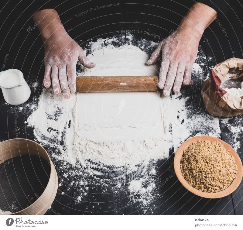 Holznudelholz in männlichen Händen Teigwaren Backwaren Brot Teller Tisch Küche Arbeit & Erwerbstätigkeit Koch Mensch Hand 1 30-45 Jahre Erwachsene machen