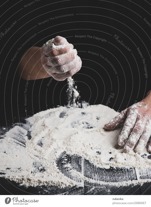 weißes Weizenmehl auf einem schwarzen Holztisch Teigwaren Backwaren Brot Tisch Küche Arbeit & Erwerbstätigkeit Mensch Hand machen dunkel frisch nass Bäcker