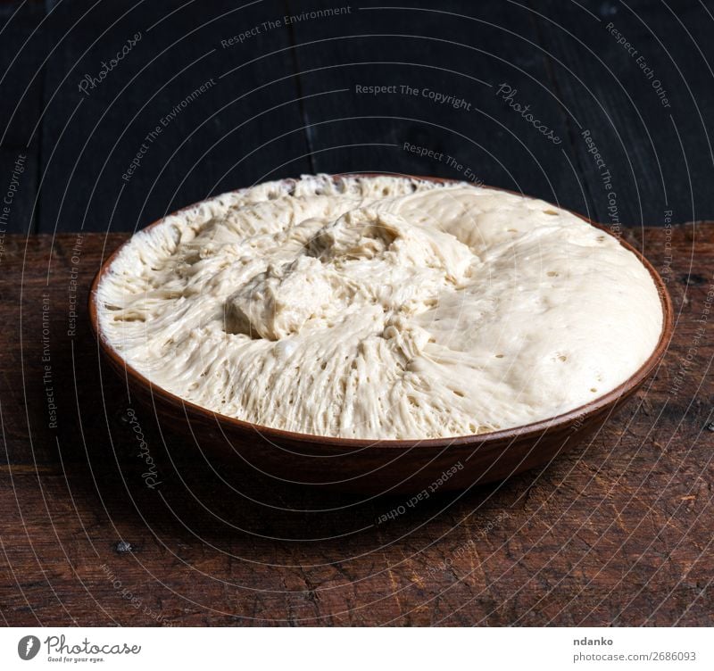 Hefeteig in einer Keramikplatte Teigwaren Backwaren Brot Ernährung Teller Küche Holz Essen frisch braun weiß Pizza roh Lebensmittel Mehl rund gebastelt Zutaten