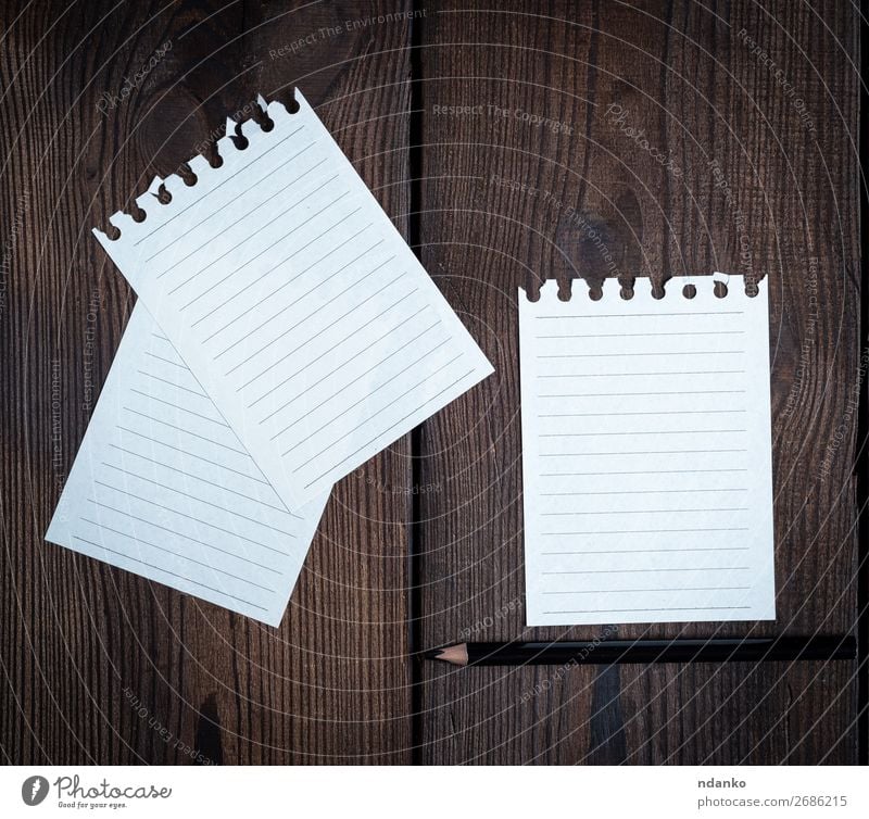 leere weiße Blätter in einer aus dem Notizblock gerissenen Linie Tisch Schule Büro Business Papier Schreibstift Holz schreiben Sauberkeit braun Idee Beitrag