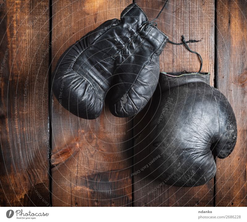 sehr alte schwarze Boxhandschuhe Sport Leder Ring Handschuhe Holz Fitness retro braun Schutz Konkurrenz Sporthalle Aktion antik Antiquität Hintergrund Kasten