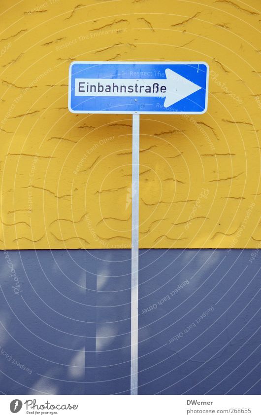Straßenschild Einbahnstraße befestigt an einer Stange. Darunter hängt ein  angeklebtes Schild. Baustelle. Verkehrssituation - ein lizenzfreies Stock  Foto von Photocase