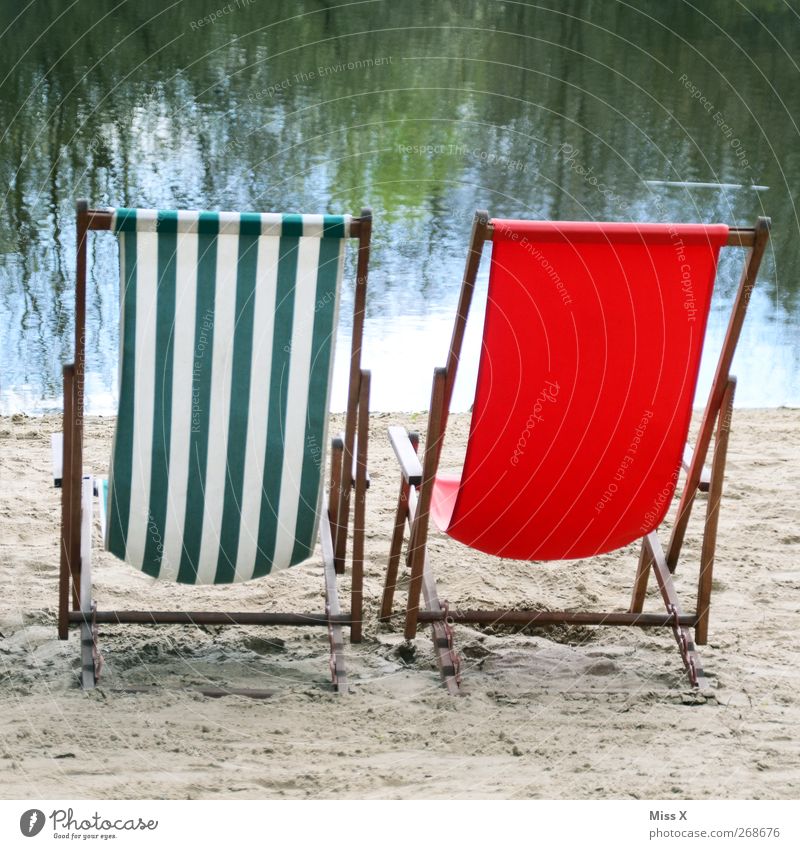zweisam einsam Erholung ruhig Ferien & Urlaub & Reisen Tourismus Sommer Sommerurlaub Sonnenbad Strand See rot Liege Liegestuhl gestreift leer Aussicht 2