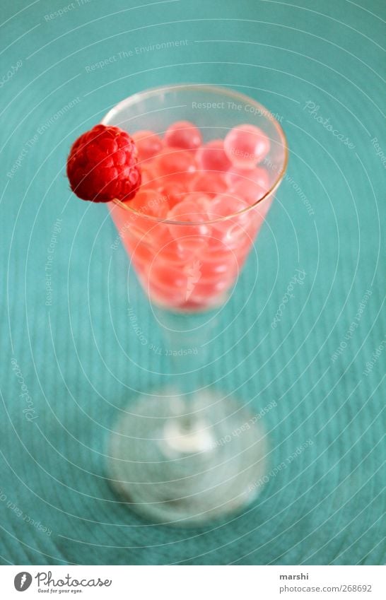 *cheers* zum Wochenende Lebensmittel Frucht Getränk Erfrischungsgetränk Limonade Alkohol Sekt Prosecco Champagner Longdrink Cocktail Glas Sektglas süß rot