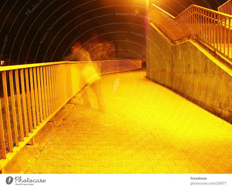 Gelblicht Langzeitbelichtung gelb Treppengeländer Cottbus Tasche Nacht