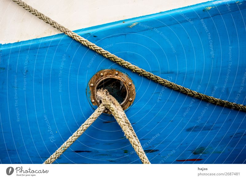 Bullauge mit Festmacherleinen Design maritim blau weiß Schiffswand weiß und blau blauweiß Fischkutter alt malerisch farbenfroh Schifffahrt geankert verzurrt