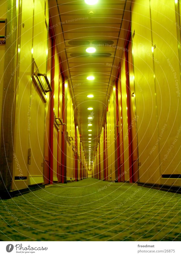 nachts unter deck #1 Finnland Estland Teppich Wasserfahrzeug Licht Lampe Flur Symmetrie Fähre Alkoholisiert gelb Schifffahrt Tallin Perspektive Bodenbelag
