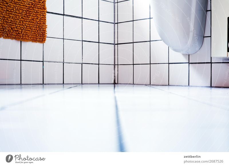 Badezimmer Badewanne sanitär Fliesen u. Kacheln weiß Sauberkeit hell Waschbecken Menschenleer Textfreiraum Häusliches Leben Wohnung Linie gerade Geometrie