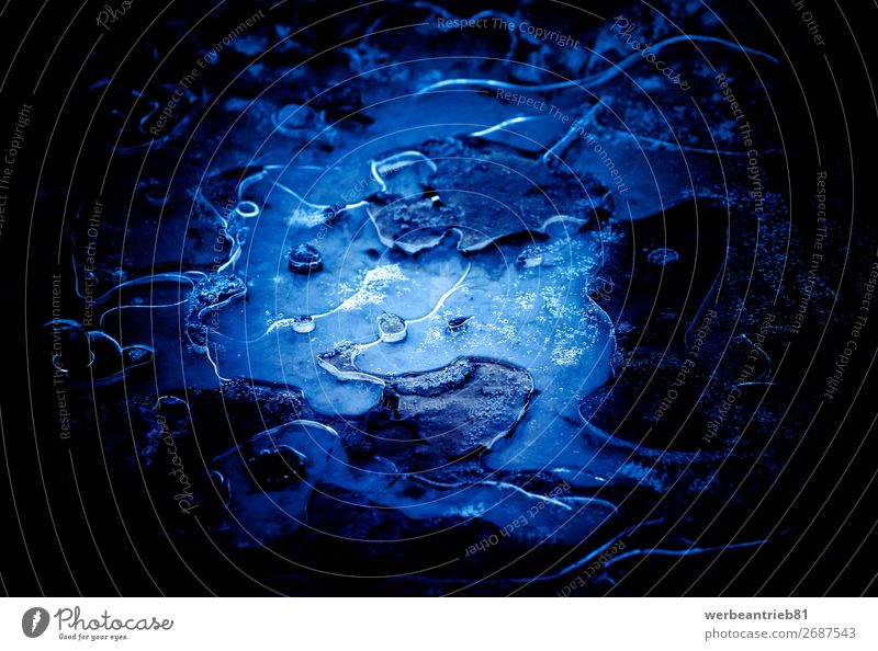 Gefrorenes blaues Wasser im Winter Nahaufnahme gefroren kalt Temperatur Eis abstrakt Hintergrundbild Frost Natur Strukturen & Formen Menschenleer Eiskristall