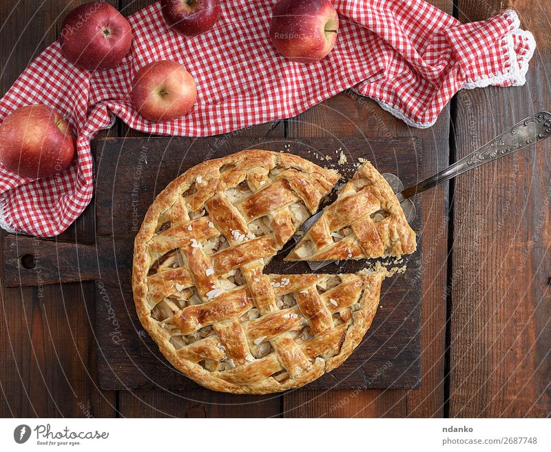 gebackener traditioneller Obstkuchen auf einem braunen Holzbrett Frucht Apfel Kuchen Dessert Süßwaren Mittagessen Tisch Herbst frisch lecker natürlich gold weiß
