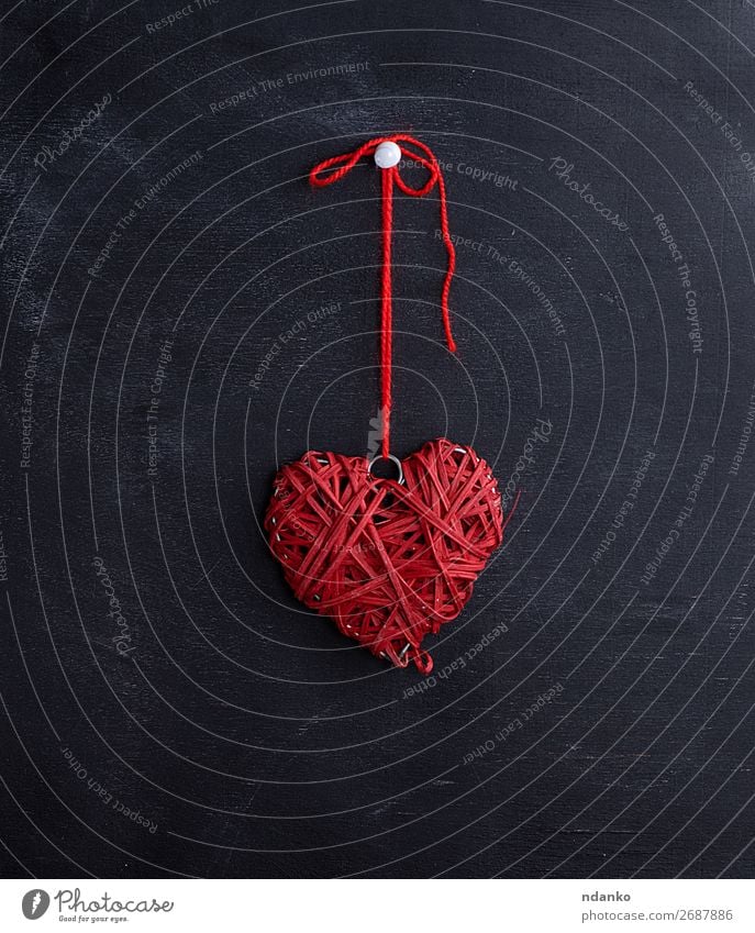 kleines Weidenrotes Herz hängt an einem Seil Design Dekoration & Verzierung Feste & Feiern Valentinstag Hochzeit Holz alt Liebe dunkel retro schwarz Romantik