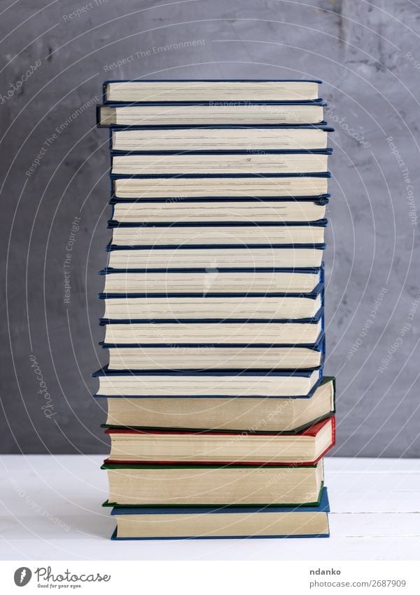Stapel von Büchern in einem blauen Umschlag Lifestyle lesen Wissenschaften Schule Studium Buch Bibliothek Papier Sammlung alt grau weiß Weisheit literarisch
