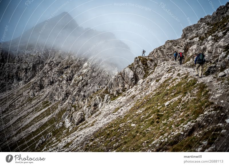 Wanderer genießt Aussicht im Nebel in den Lechtaler Alpen Ferien & Urlaub & Reisen Ausflug Abenteuer Berge u. Gebirge wandern Klettern Bergsteigen Mensch Natur