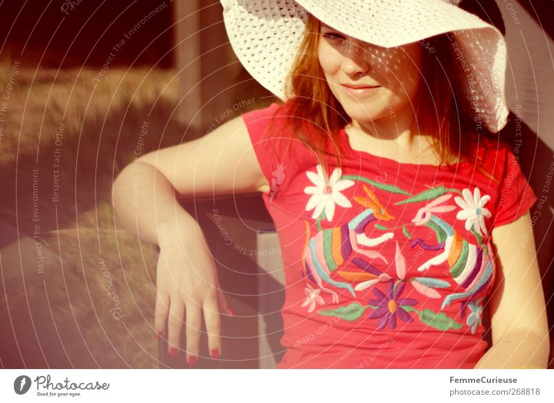 Sonnenschutz. Lifestyle schön Wohlgefühl Zufriedenheit Erholung ruhig Junge Frau Jugendliche Erwachsene Arme Hand 1 Mensch 18-30 Jahre Natur Pause Mode Hut