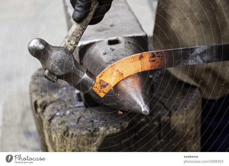 Rotglühendes Bügeleisen in einer Schmiede kaufen Arbeit & Erwerbstätigkeit Beruf Industrie Handwerk Werkzeug Hammer Mann Erwachsene Metall Stahl alt heiß hell