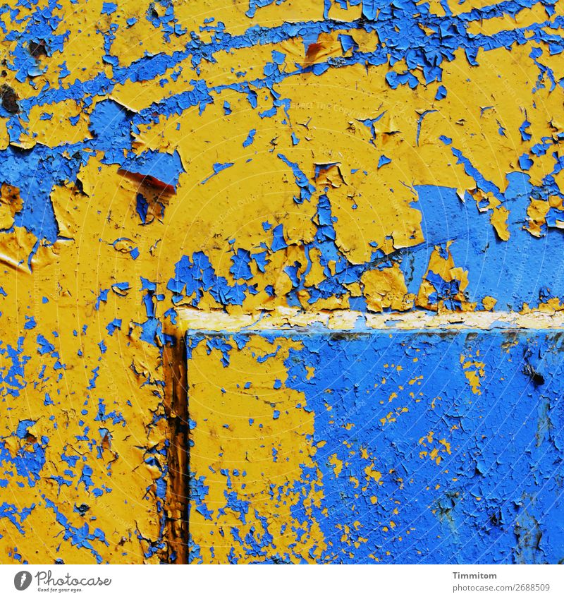 Gelb auf blau Maschine Technik & Technologie Metall Linie alt gelb Gefühle Vergänglichkeit Kratzer Farbfoto Außenaufnahme Menschenleer Tag