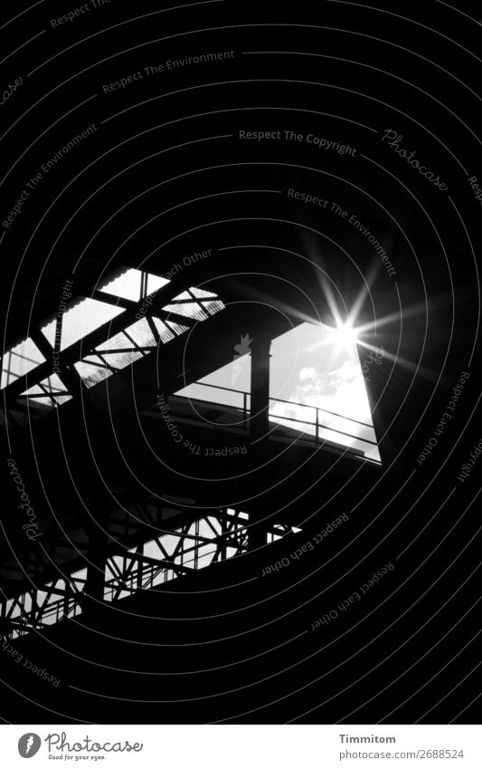 Industrieanlage mit Sonnenstern Technik & Technologie Himmel Sonnenlicht Saarland Halle Dach Beton Metall grau schwarz weiß deutlich Schwarzweißfoto