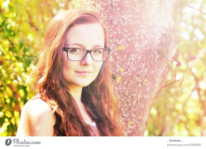 Blickkontakt feminin Junge Frau Jugendliche 1 Mensch einzigartig Haarfarbe rothaarig Brille Brillenträger Brillengestell Brillenschlange Sommer Sommertag
