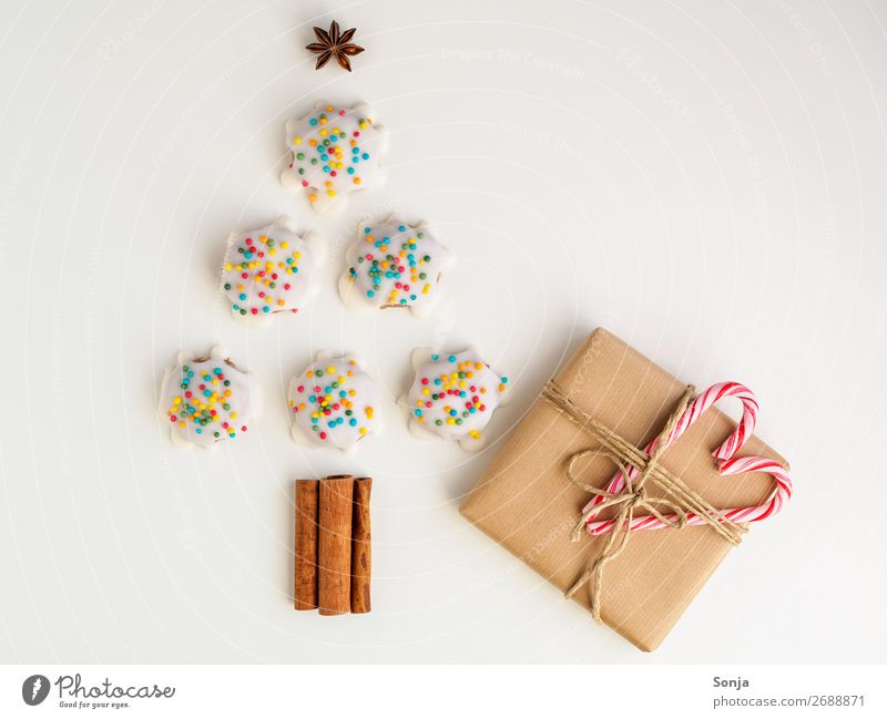 Weihnachten - Bunte Kekse in der Form eines Tannenbaums Lebensmittel Teigwaren Backwaren Ernährung Feste & Feiern Weihnachten & Advent Zeichen außergewöhnlich