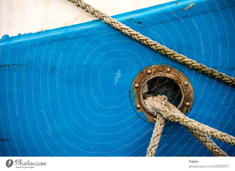 Bullauge mit Festmacherleinen Design Schifffahrt Fischerboot maritim blau weiß Fischkutter farbenfroh bunt kontrastreich Stilleben Boot al verzurr festgemacht
